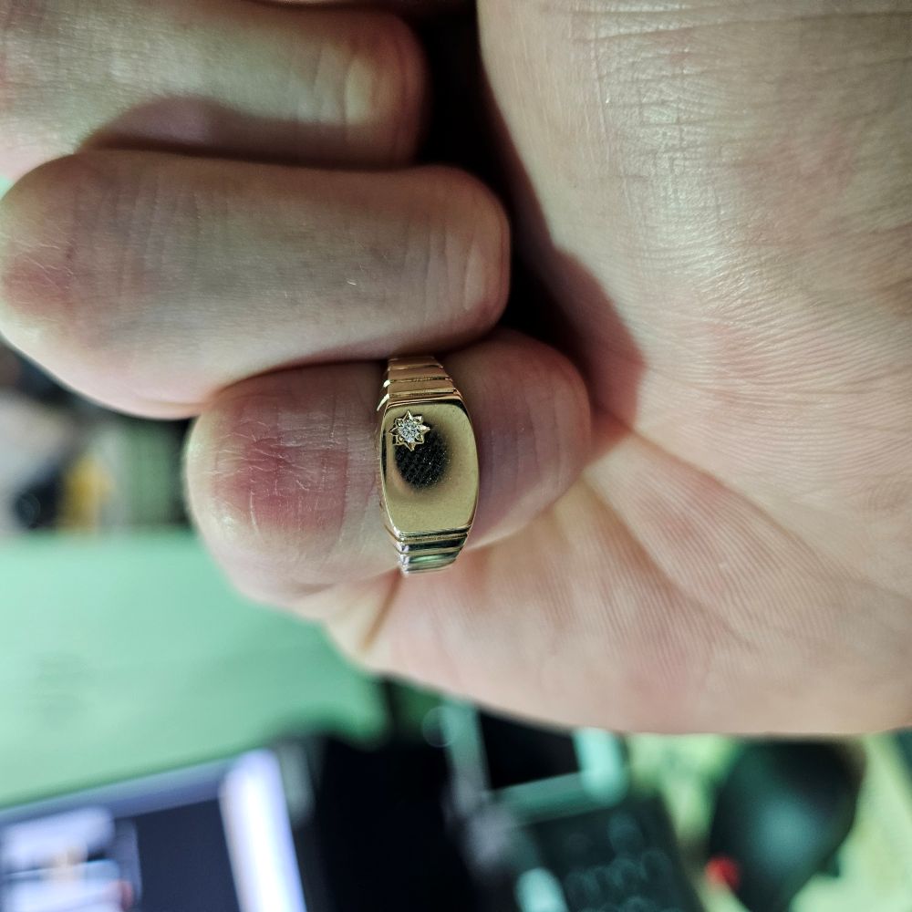 9ct gold childs signet ring 3.87g diamond set